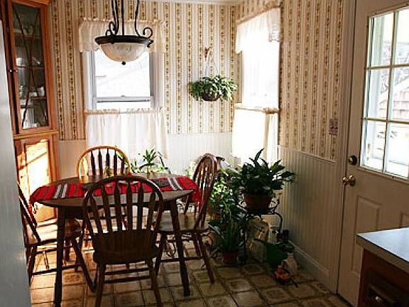 Eat-in Kitchen