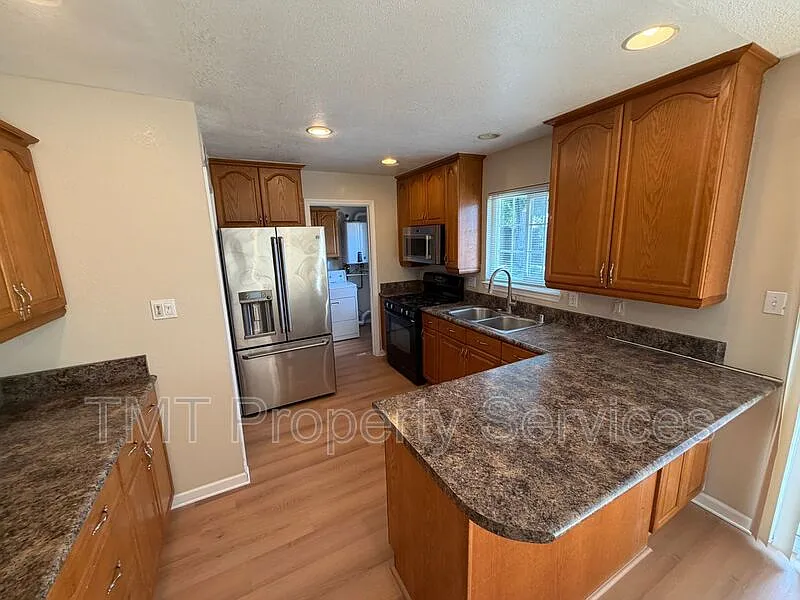 5 bed, 2.0 bath, 1850 sqft, $2,999 — Photo 4