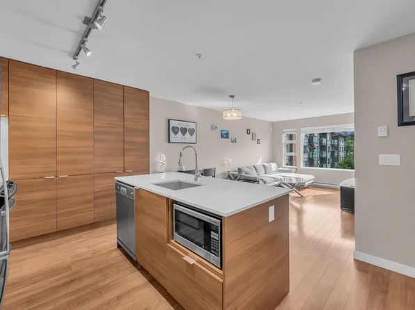 1677 Lloyd Ave #401, North Vancouver, BC V7P 0B1