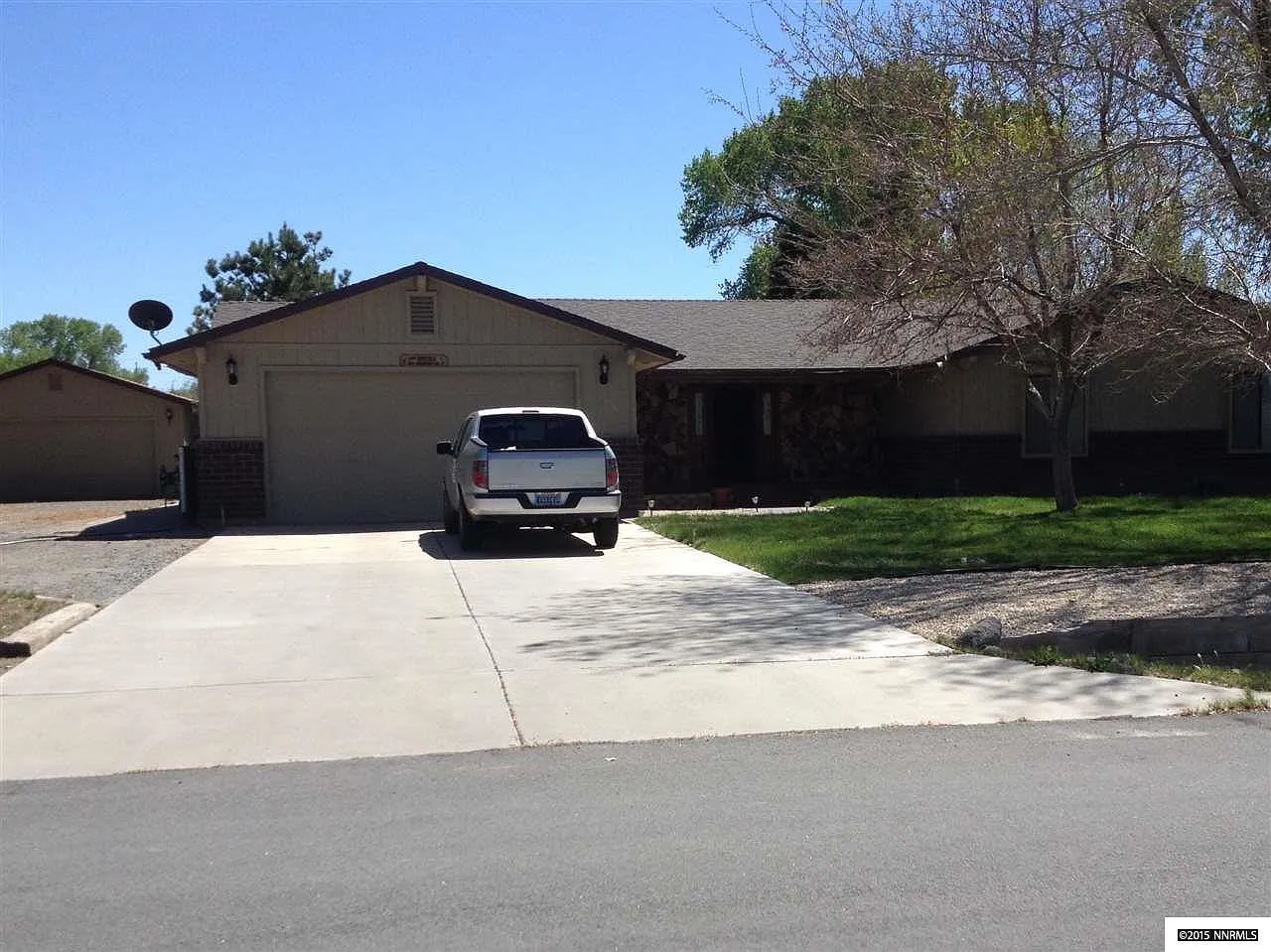 585 Country Dr photo 1