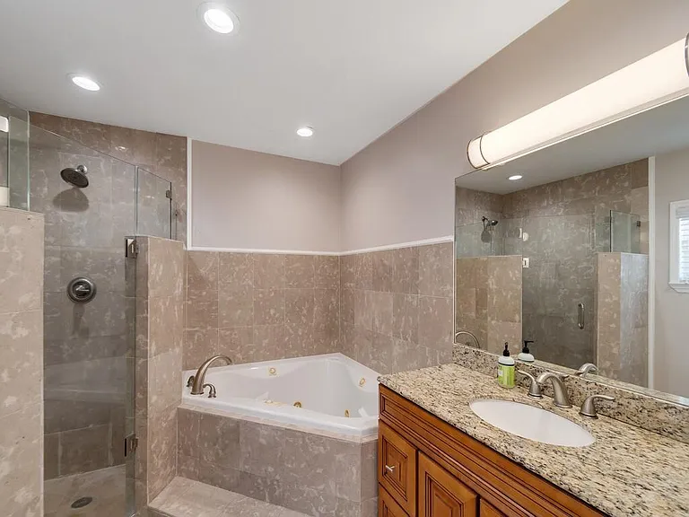 527 E Causeway Blvd — Photo 12