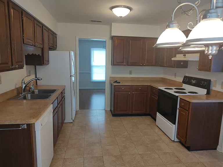 421 Currituck Dr — Photo 8