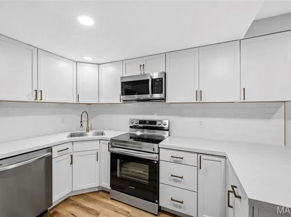 1410 Heritage Lndg APT 106, Saint Charles, MO 63303