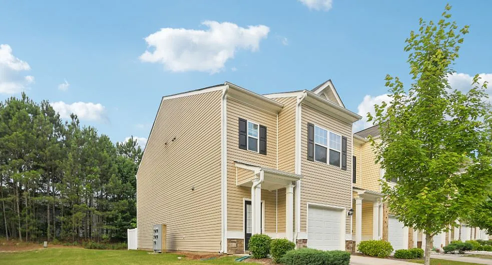 3 bed, 2.5 bath, 1696 sqft, $2,100 — Photo 2