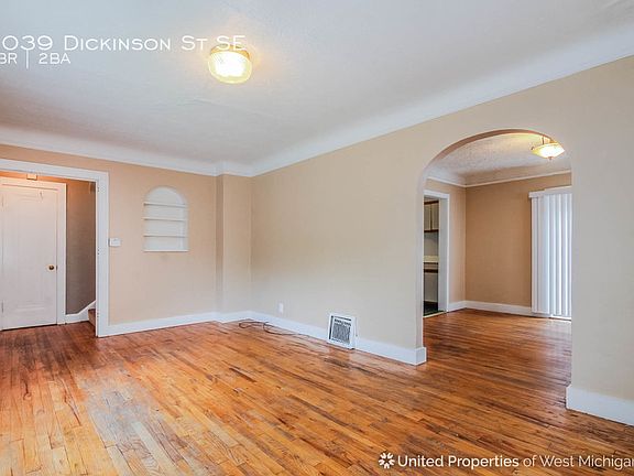 5th image of 1039 Dickinson St SE