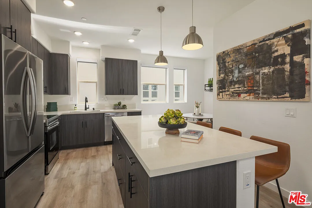 2 bed, 3.5 bath, 1438 sqft, $6,050 — Photo 2