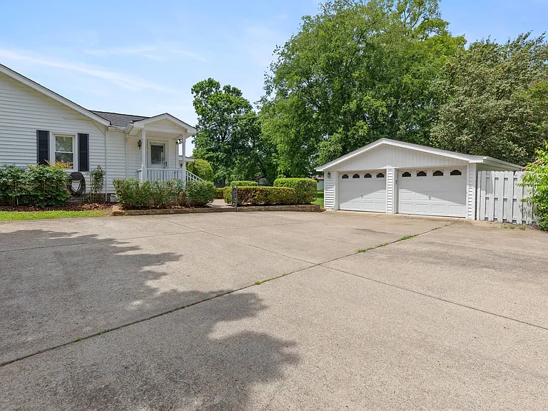 3228 Lakeshore Dr — Photo 10