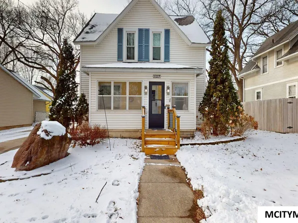 109 S 9th St, Clear Lake, IA 50428