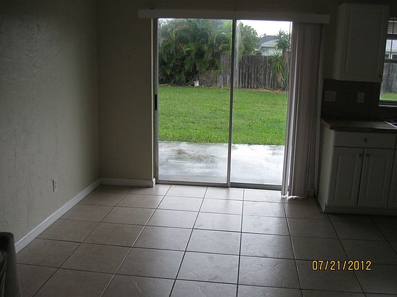 3rd image of 913 SE 14th Ter