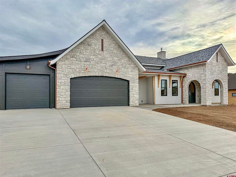 1st image of 805 SE Pinyon Street