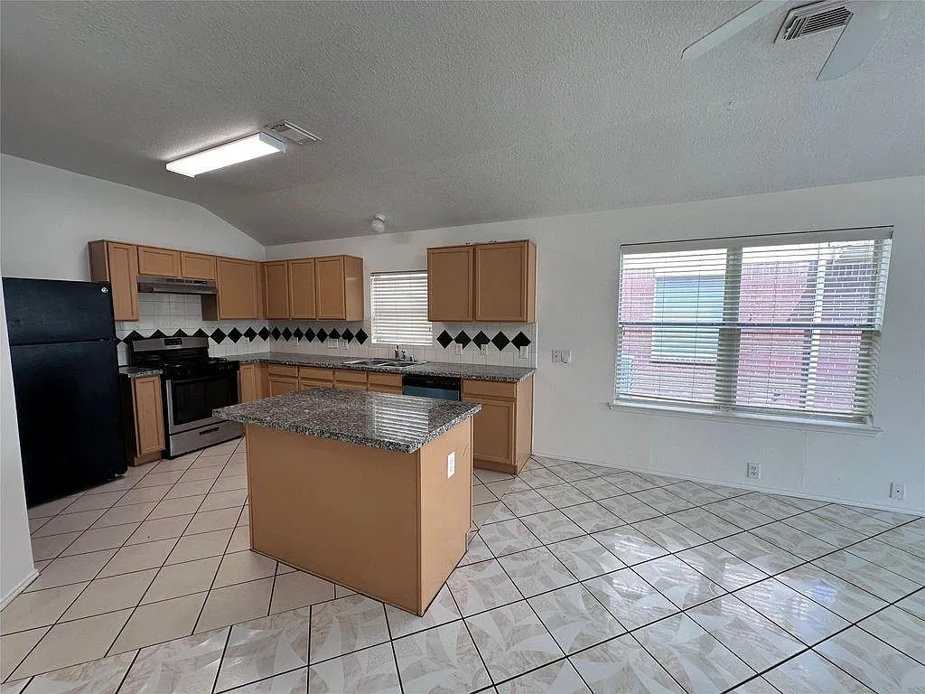 3 bed, 2.0 bath, 1495 sqft, $2,200 — Photo 3