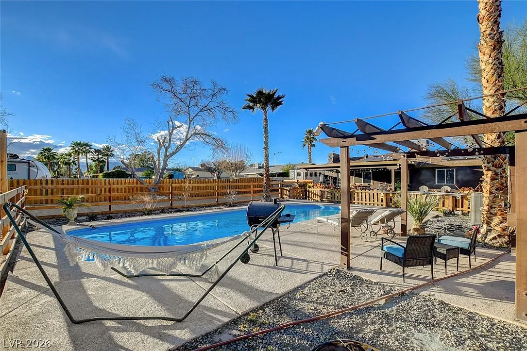 4 bed, 2.0 bath, 1488 sqft, $3,900 — Photo 4