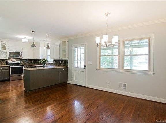 3rd image of 3910 Windwood Cres
