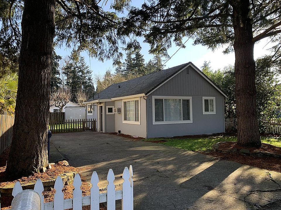 Curb view of house