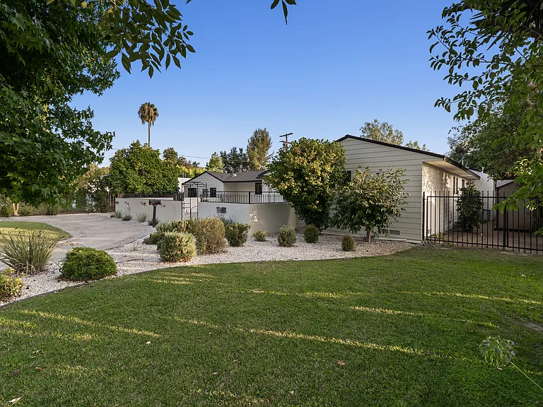 5835 Hillview Park Ave — Photo 60