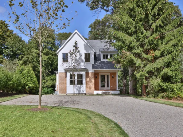 34 Davis St, Vineyard Haven, MA 02568