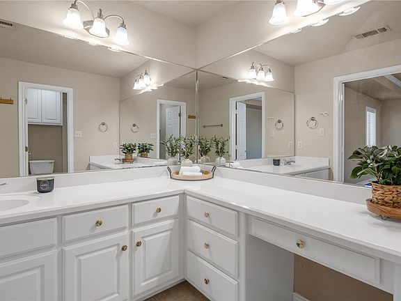 3rd image of 221 Karten Ln