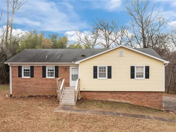 3221 Oakridge Dr, Graham, NC 27253