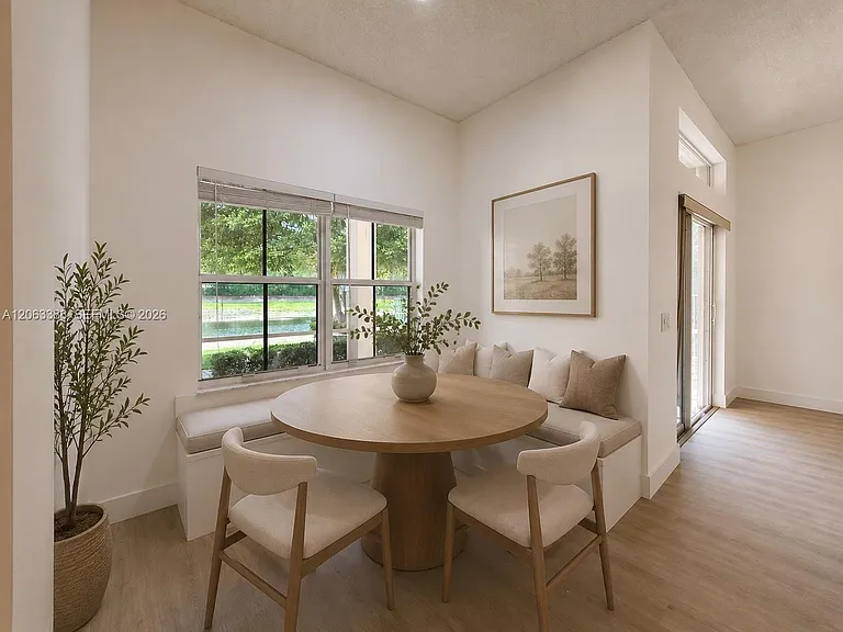 837 Tanglewood Cir — Photo 1