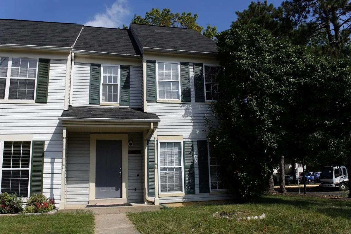 4 bed, 2.5 bath, 1360 sqft, $3,600 — Photo 1