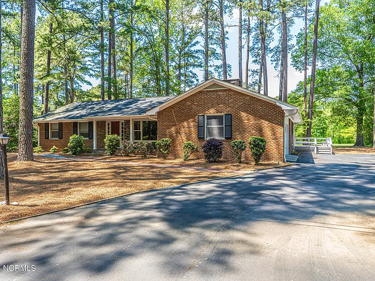 4 Fairway Ln — Photo 1