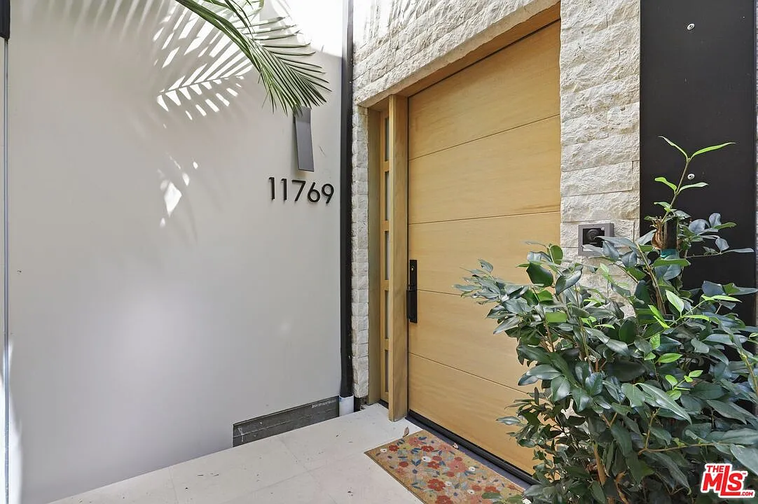 3 bed, 4.0 bath, 2505 sqft, $11,900 — Photo 2