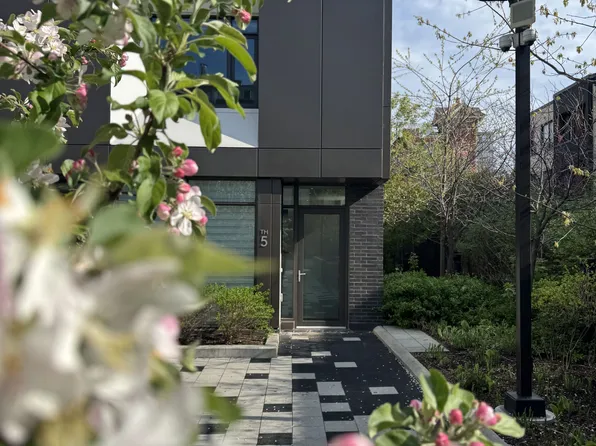 51 Paul Lane Gdns #Townhouse 05, Toronto, ON M5T 0E1