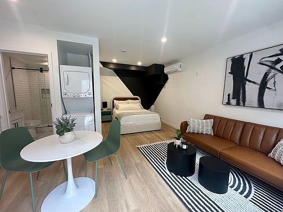 3rd image of 7259 Willoughby Ave #23