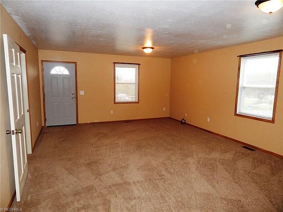4th image of 107 N Maple St