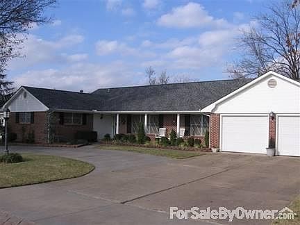 Preferred neighborhood, quiet street, circle drive, establishd lot w/nice trees