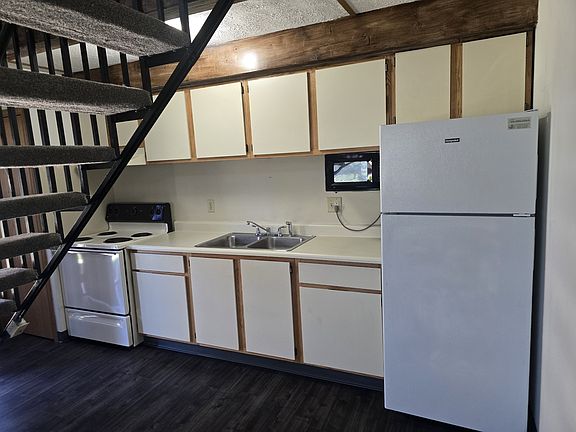 5th image of 2 Meadows Dr APT A