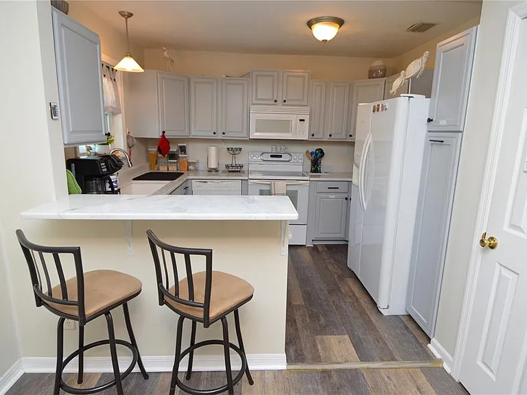 121 Seahorse Dr SE #C — Photo 8