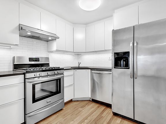 3rd image of 724 Sackett St #1