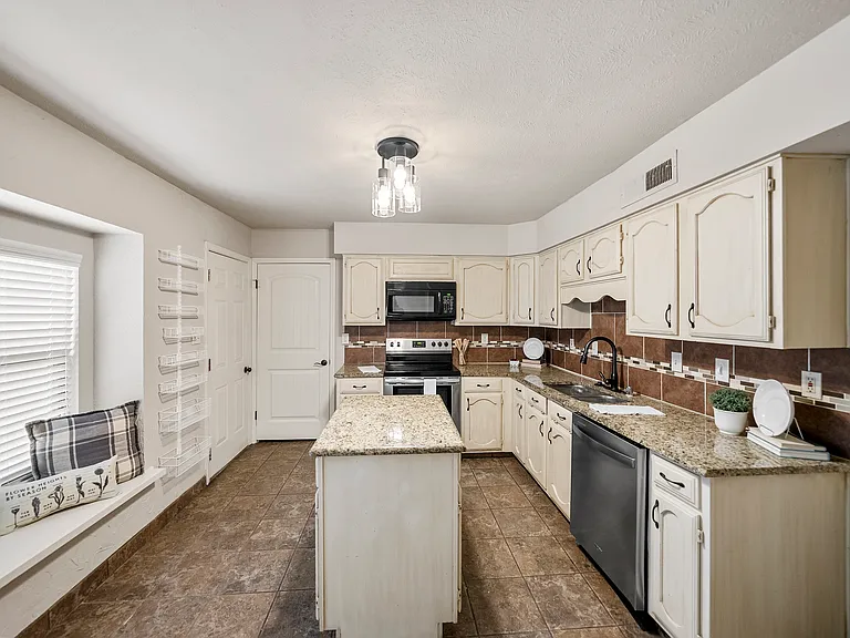 1320 Clearview Dr — Photo 2