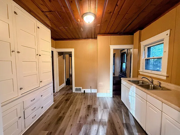 638 Merton Ave — Photo 6