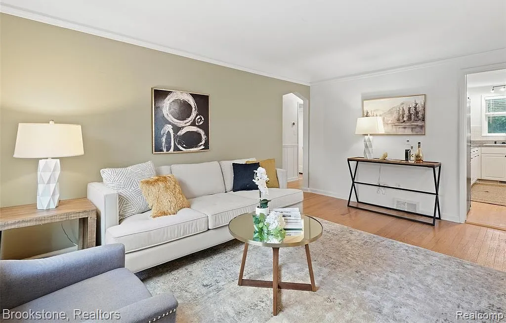 3 bed, 2.0 bath, 1935 sqft, $2,600 — Photo 4