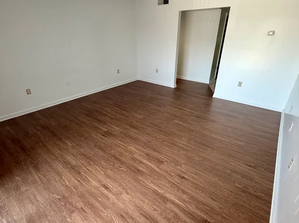 820 Locust St APT 3, Stephens City, VA 22655