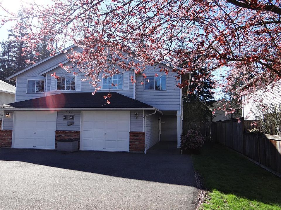 Townhouse style duplex with fenced yard