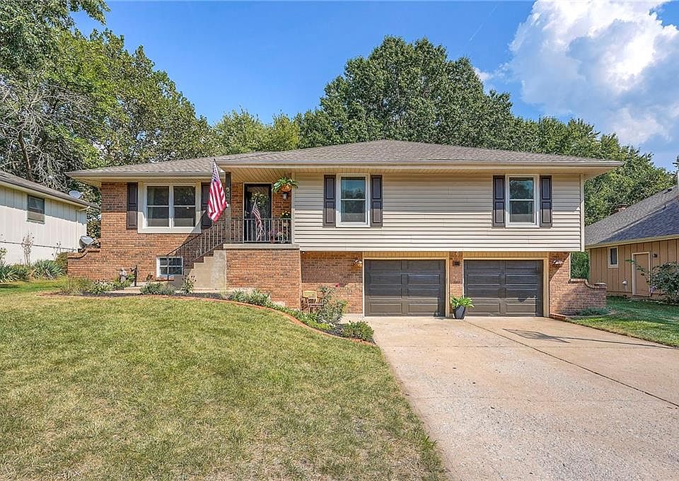 1st image of 607 NE Birchwood Dr