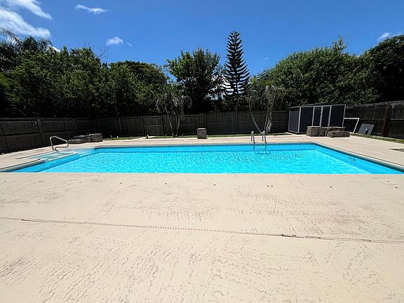5th image of 330 NE SOLIDA Drive