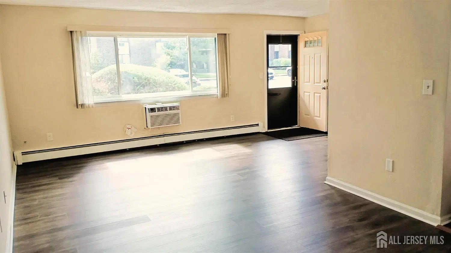 1 bed, 1.0 bath, $2,000 — Photo 1