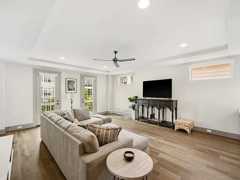 523 W 25th St — Photo 22