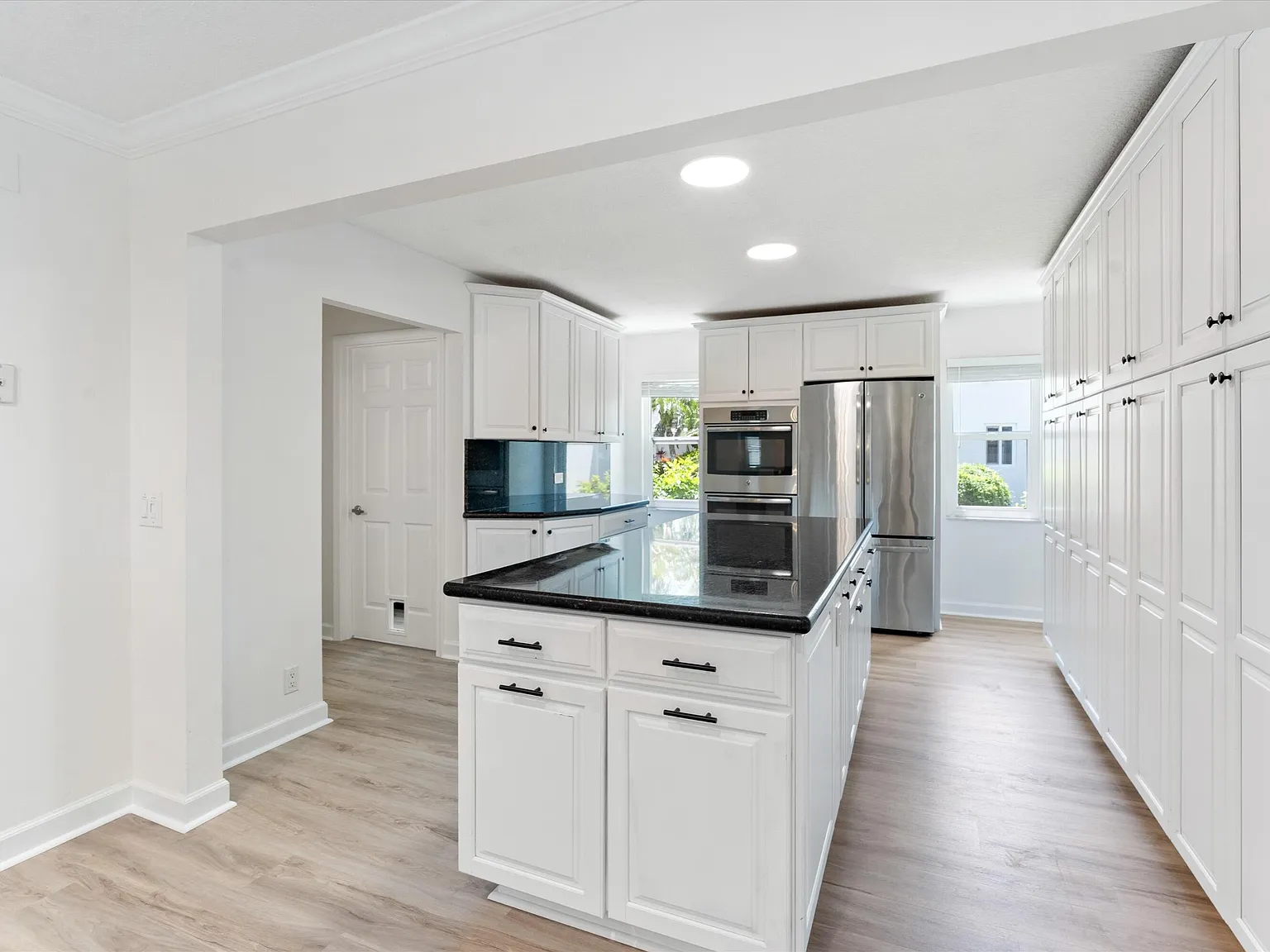 4 bed, 2.5 bath, 2283 sqft, $6,750 — Photo 3