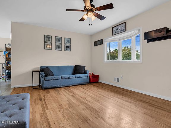 3rd image of 1009 Monty Road