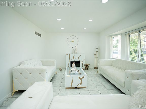 4th image of 3131 Elmcrest Rd