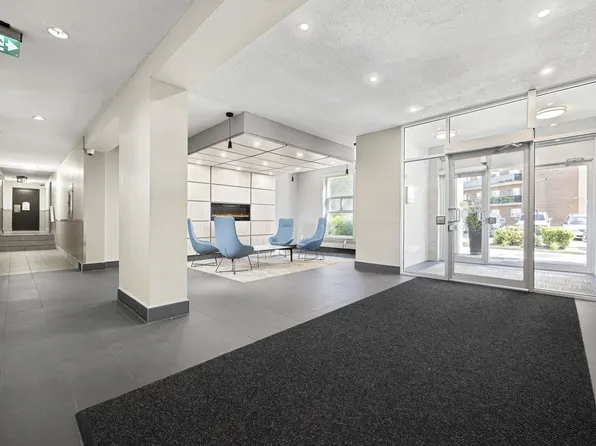 95 Paisley Blvd W #703, Mississauga, ON L5B 1E7