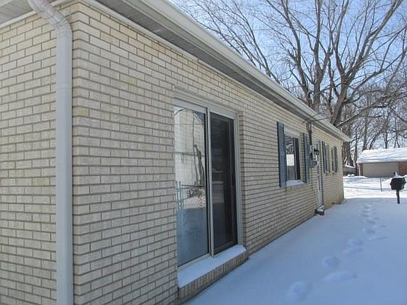 3rd image of 1000 Cambridge Dr