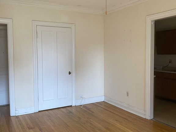 3rd image of 547 W Briar Pl #6F