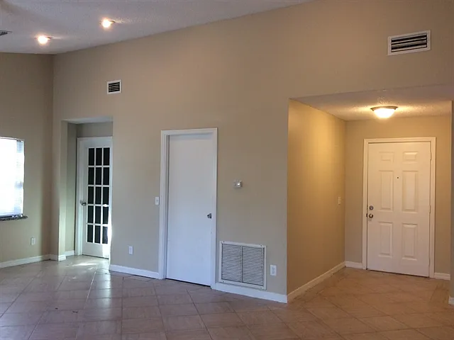 4 bed, 2.0 bath, 1304 sqft, $2,380 — Photo 3