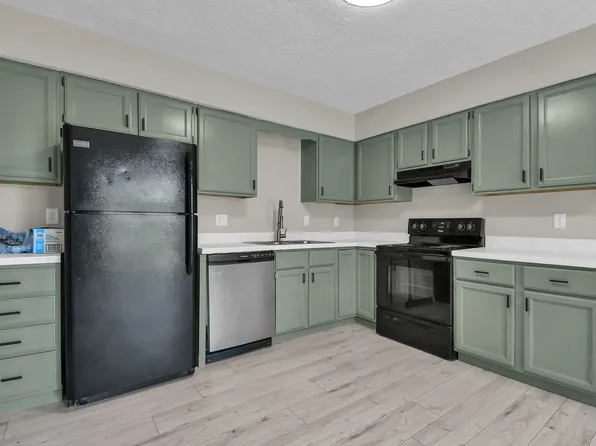 8008-8010 Smoky Row Rd #8008, Powell, OH 43065